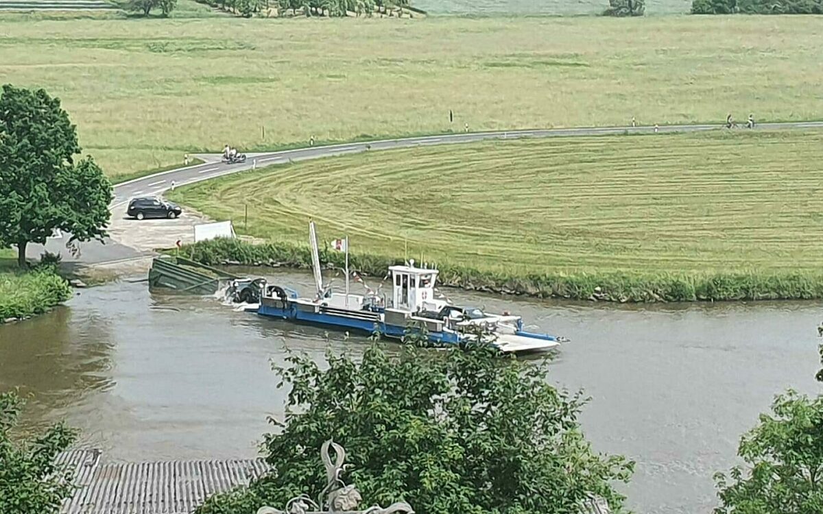 Ein Traktor rollt von der Fähre in den Main bei Wipfeld Ein Traktor rollt von der Fähre in den Main bei Wipfeld